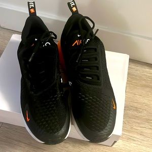 Sneakers gently use, great condition.